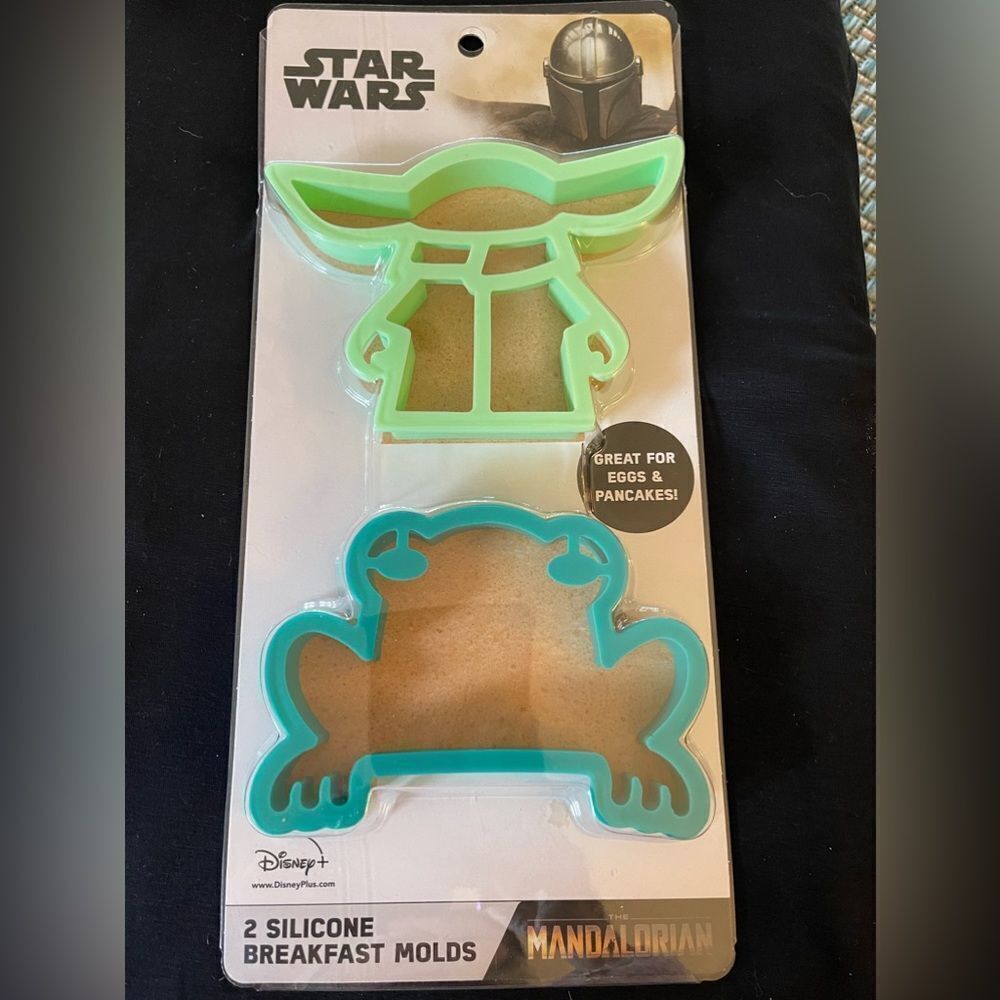 STAR WARS DISNEY 2 SILICONE BREAKFAST MOLDS FOR EGGS AND PANCAKES. NEW IN BOX
